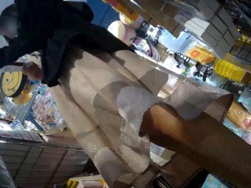 <span class="title">【リアルHQ盗撮】店内でショッピングに夢中な美人さん達のスカート内からパンチラを隠し撮り！</span>