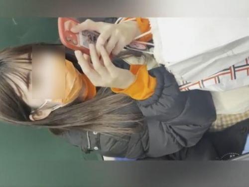 <span class="title">【リアル盗撮】ギャルっぽくない清楚で品のある素人お嬢さんのパンティを逆さ撮りしてきたぞ！</span>