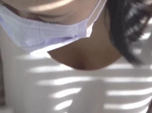 【リアル盗撮】勝手に乳首解禁！清楚美人妻が前かがみになった瞬間の胸チラ隠し撮りシーン！