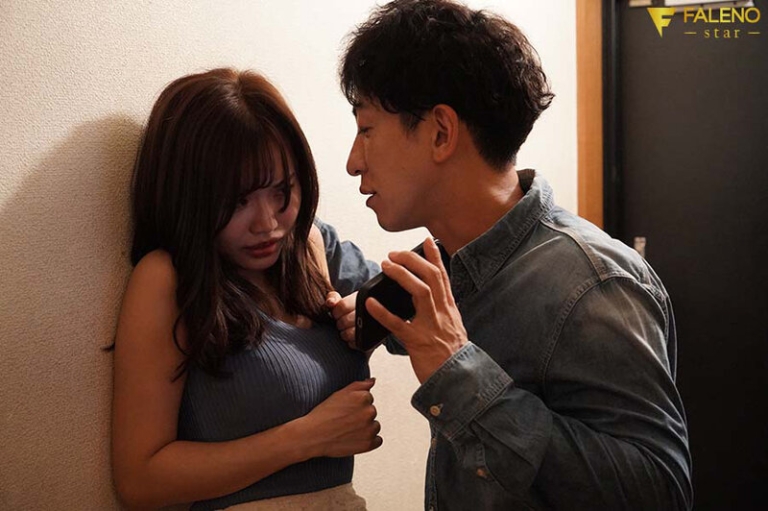 【本郷愛】清楚で巨乳の女子大生が覗き魔の隣人に乱入され玄関でクンニ！フェラを強要されパイパンに挿入！