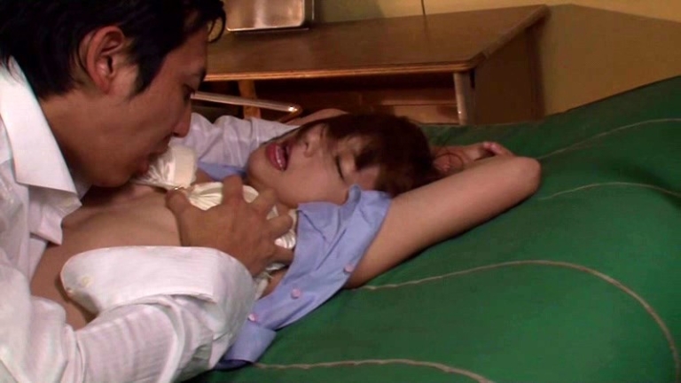 <span class="title">【紗倉まな】美人の女教師を襲う男子生徒！無理やりパンツを脱がせてチンポを捻じ込み激ピストン！</span>