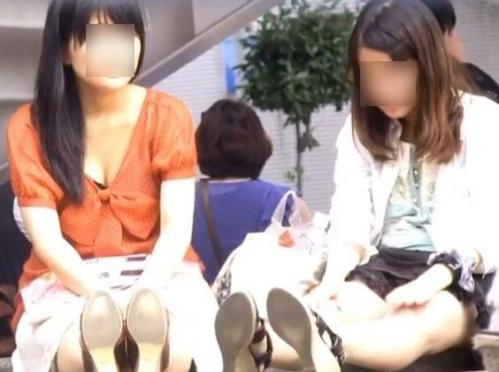 【リアル盗撮】爽やか系清楚系お嬢さん二人組の股間ガードが外れてパンティがチラ見えとか福目すぎｗｗｗ
